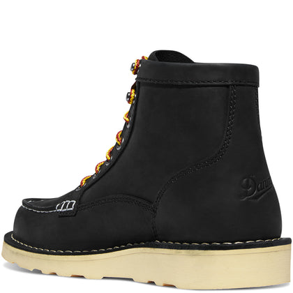 Women's Bull Run Moc Toe Black: ﻿
RELIABLY RUGGED
Built in the USA with a dedication to quality that goes back to 1932, the B