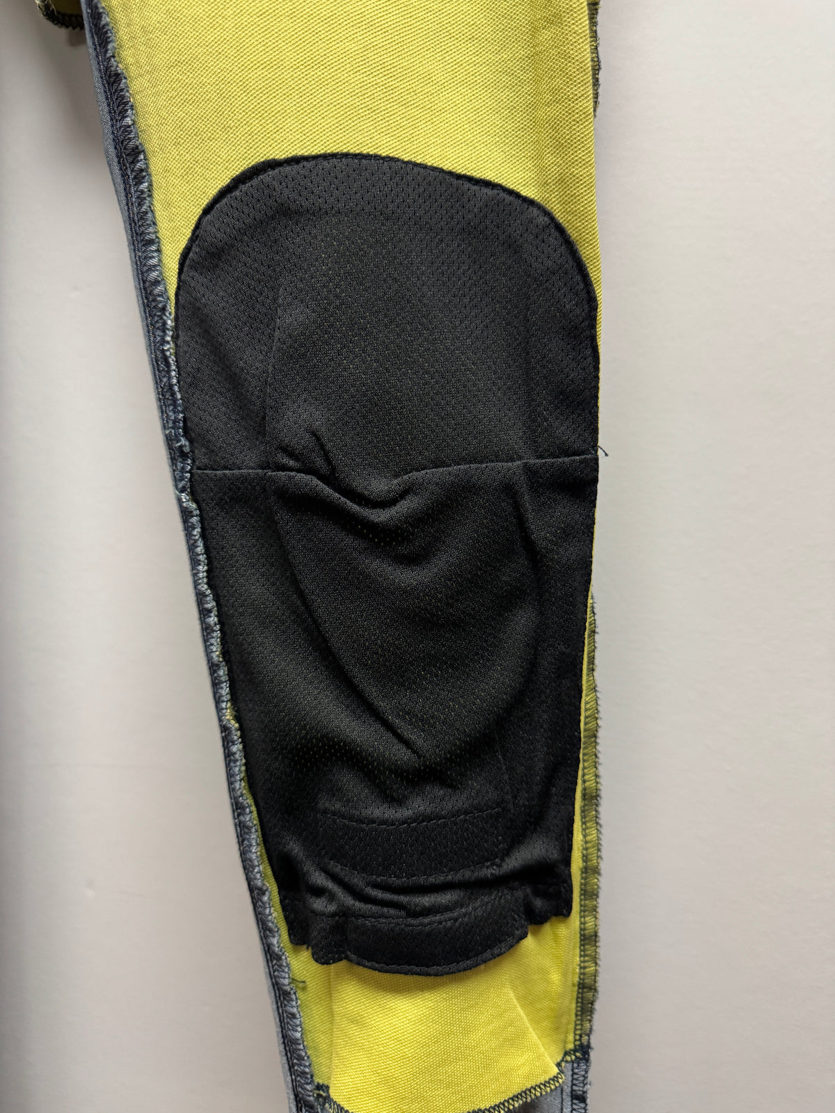 Interior knee armor pocket in the women’s Kevlar motorcycle jeggings