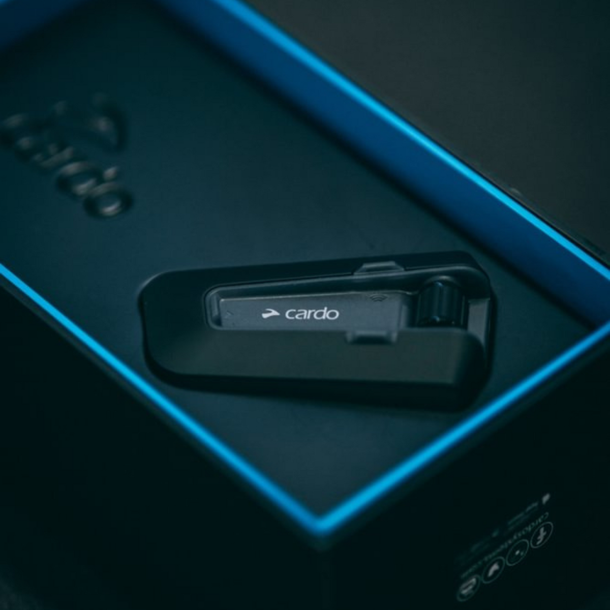 Cardo PACKTALK NEO black communicator, close-up product view in presentation box