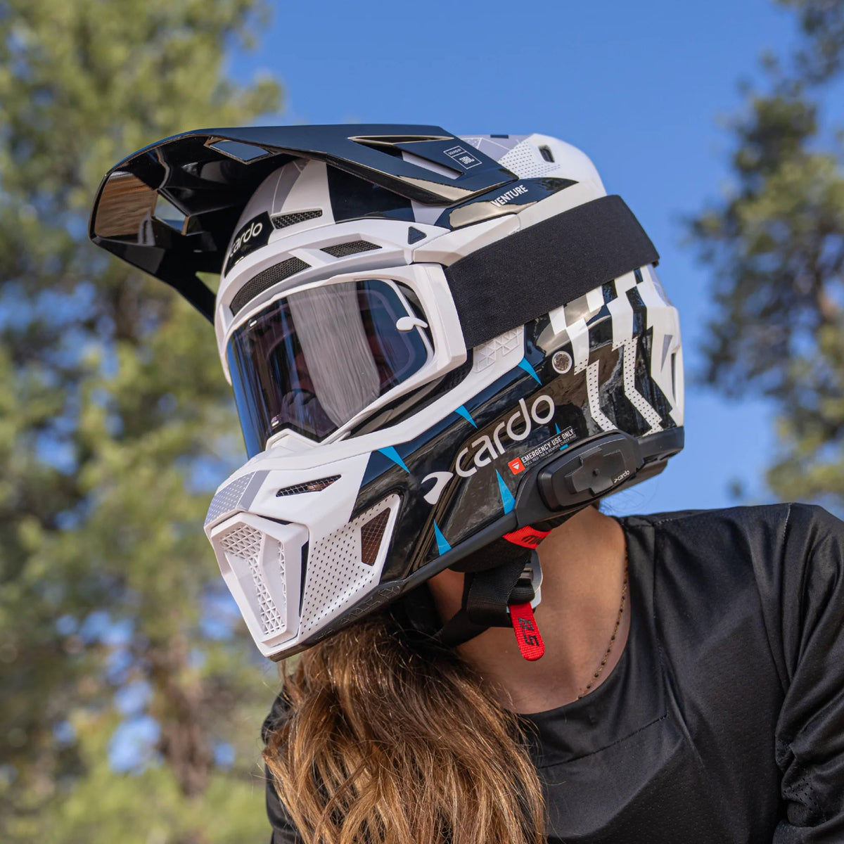 Cardo VENTURE helmet with integrated communication controls