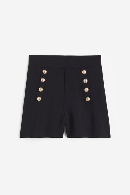 Button Front Shorts: Features:

Button-front patch pocket short
Made out of Lambskin