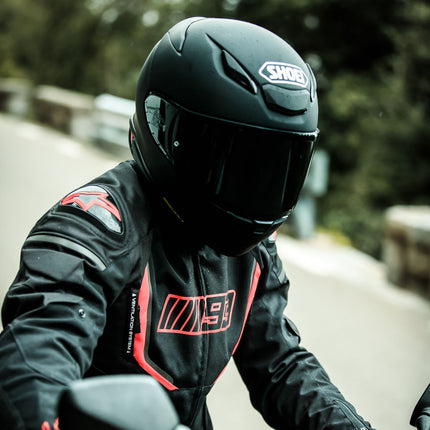 Shoei RF-1400 Solid helmet - Matte Black rider close-up