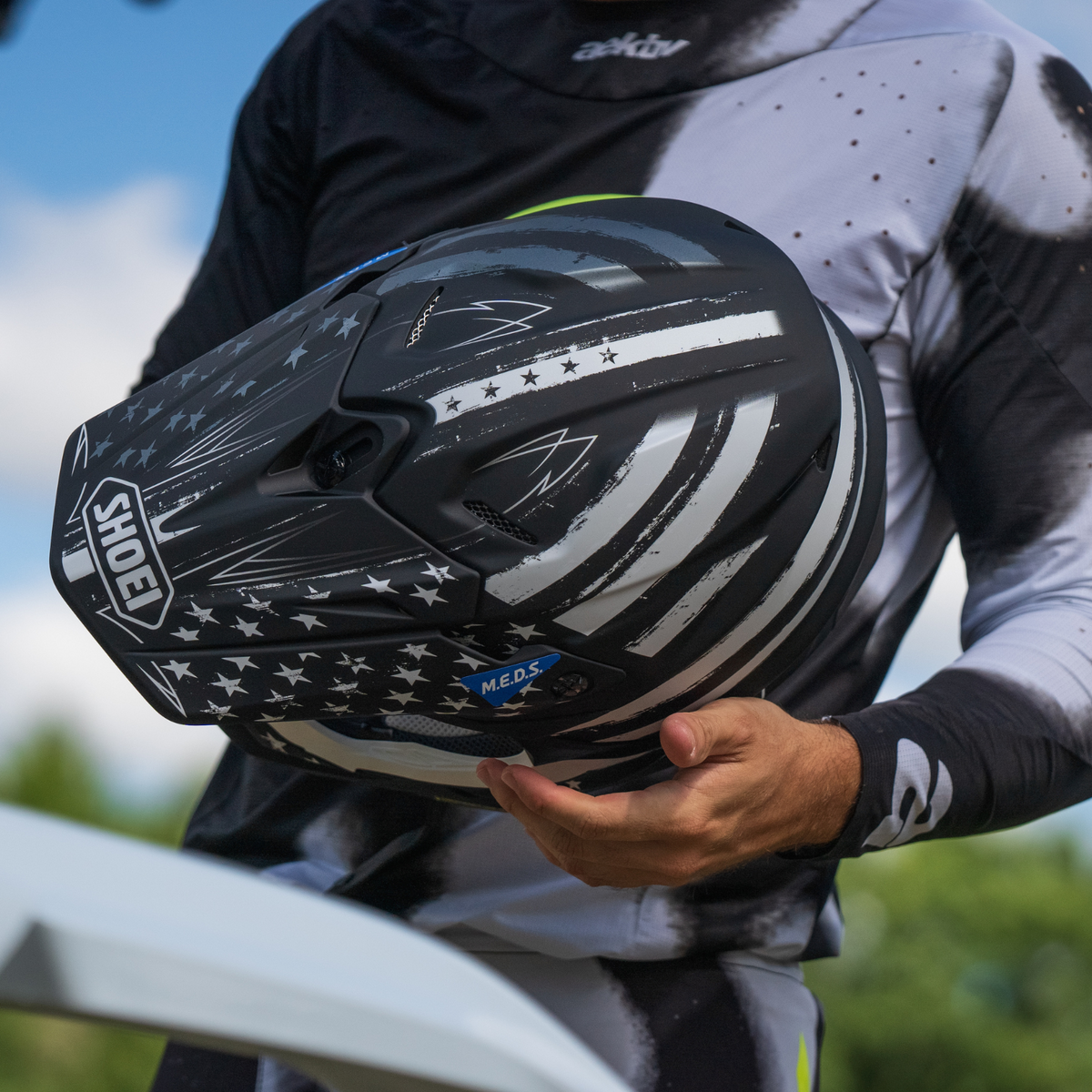 SHOEI VFX-EVO Faithful 2 TC-5 black and white, helmet held by rider, top graphic view