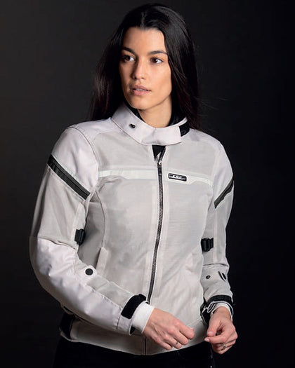Ladies Riva Jacket: SPECIFICATIONS
CONSTRUCTION

600D 92T Polyester Fabric 
3 Layer Mesh Fabric (Polyester) 
Removable Waterp
